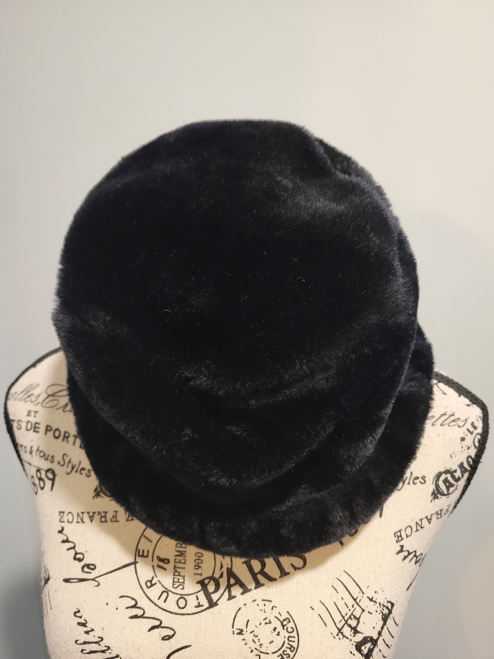 London Fog black Faux Fur Bucket Hat Excellent Condition